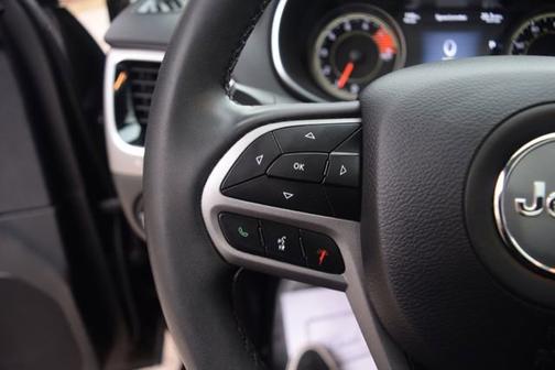 Diamond Black Crystal Pearlcoat 2022 Jeep Cherokee Limited