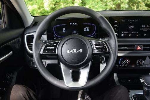 Fusion Black 2025 Kia Seltos LX