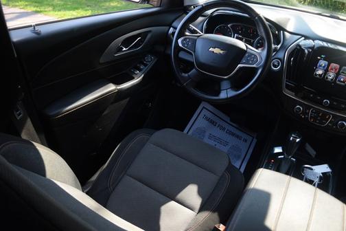 Pepperdust Metallic 2019 Chevrolet Traverse LT Cloth