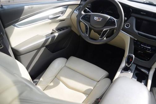 Radiant Silver Metallic 2017 Cadillac XT5 Luxury FWD