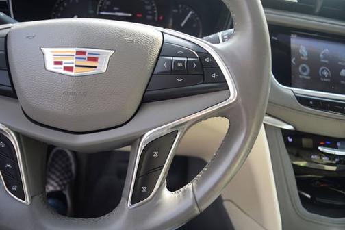 Radiant Silver Metallic 2017 Cadillac XT5 Luxury FWD