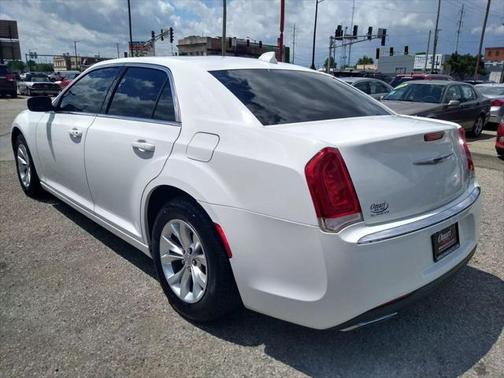 2016 Chrysler 300 Limited