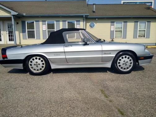 1988 Alfa Romeo Spider Quadrifoglio 2D Coupe