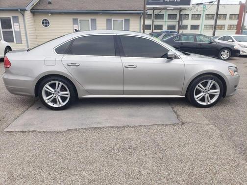 2014 Volkswagen Passat 1.8T Auto SE w/Sunroof & Nav