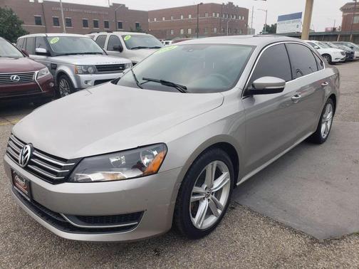 2014 Volkswagen Passat 1.8T Auto SE w/Sunroof & Nav