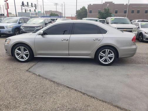 2014 Volkswagen Passat 1.8T Auto SE w/Sunroof & Nav