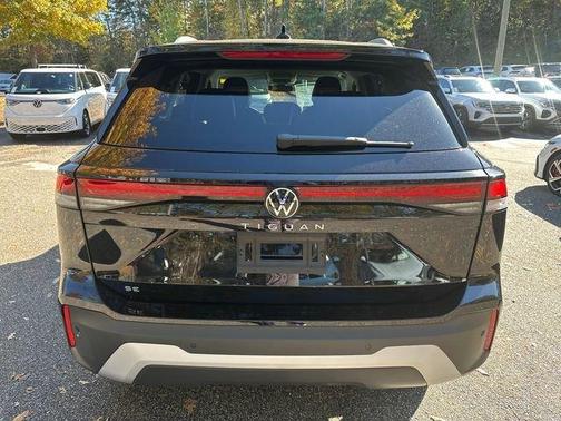 Deep Black Pearl Effect 2026 Volkswagen Tiguan 2.0T SE