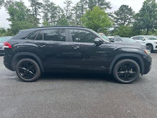 Deep Black Pearl Effect 2023 Volkswagen Atlas Cross Sport 2.0T SEL R-Line Black