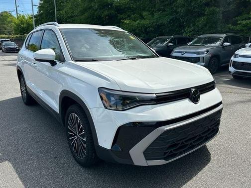 Pure White 2025 Volkswagen Taos 1.5T SE