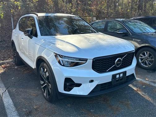 2023 Volvo XC40 B5 Plus Dark Theme