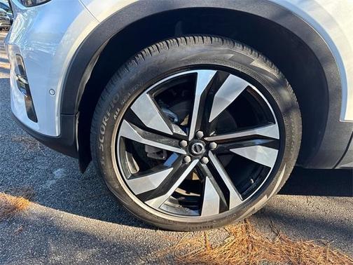 2023 Volvo XC40 B5 Plus Dark Theme