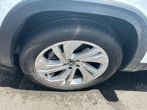 Pure White 2021 Volkswagen Atlas 3.6 V6 SE w/ Technology