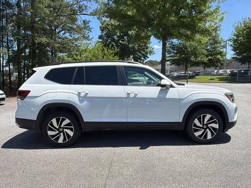 Pure White 2025 Volkswagen Atlas 2.0T SE w/Technology