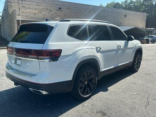 Pure White 2024 Volkswagen Atlas 2.0T SE w/Technology