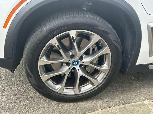 Mineral White Metallic 2025 BMW X5 PHEV xDrive50e