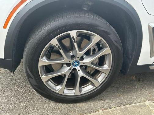 Mineral White Metallic 2025 BMW X5 PHEV xDrive50e
