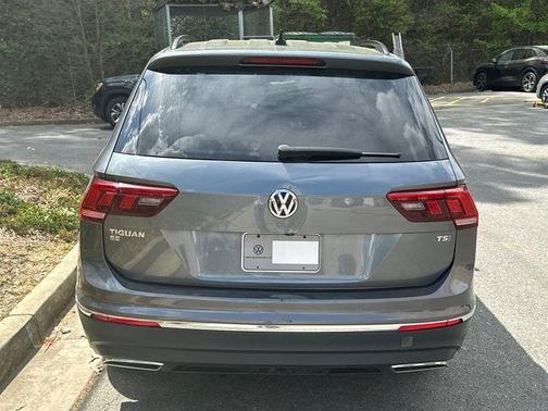 Platinum Gray Metallic 2018 Volkswagen Tiguan 2.0T SE