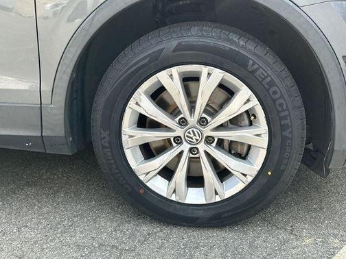 Platinum Gray Metallic 2018 Volkswagen Tiguan 2.0T SE