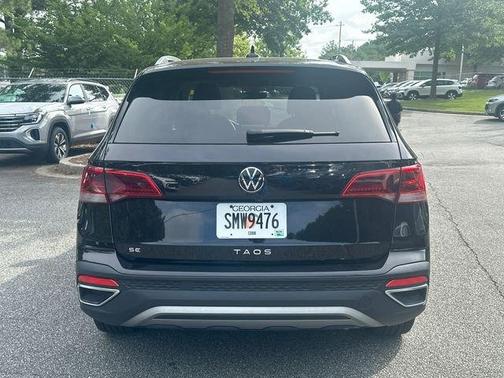 Deep Black Pearl Effect 2024 Volkswagen Taos 1.5T SE