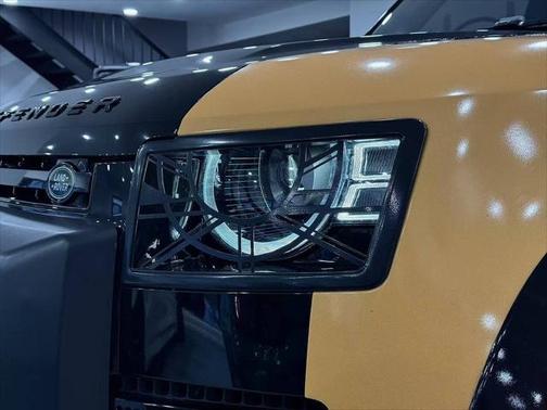 2022 Land Rover Defender 110 X-Dynamic SE