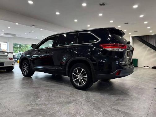 Midnight Black Metallic 2018 Toyota Highlander XLE