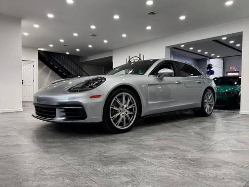 Dolomite Silver Metallic 2019 Porsche Panamera 4