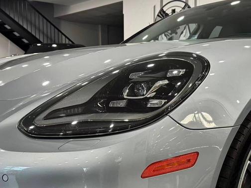 Dolomite Silver Metallic 2019 Porsche Panamera 4