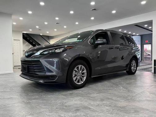 2025 Toyota Sienna LE