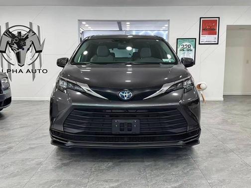 2025 Toyota Sienna LE