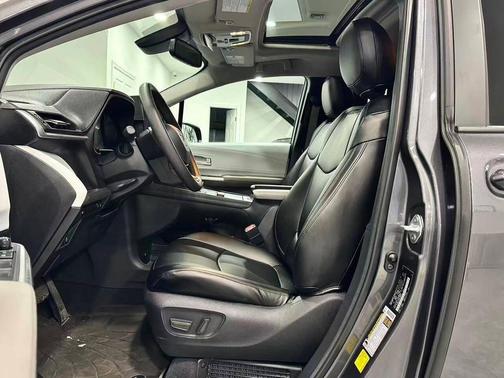 2025 Toyota Sienna LE