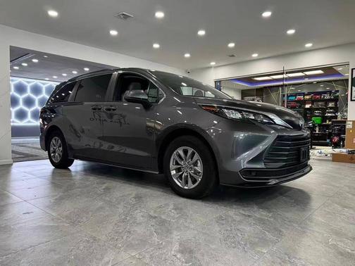2025 Toyota Sienna LE