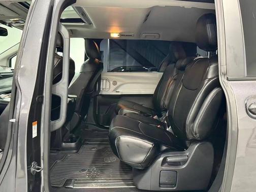 2025 Toyota Sienna LE