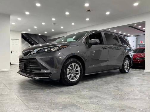2025 Toyota Sienna LE