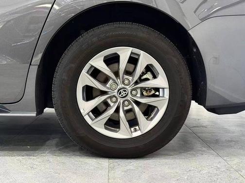 2025 Toyota Sienna LE