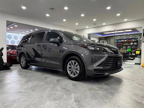 2025 Toyota Sienna LE