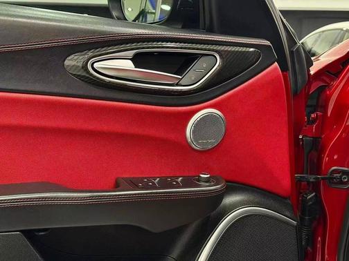 Rosso Competizione Tri-Coat 2017 Alfa Romeo Giulia Quadrifoglio