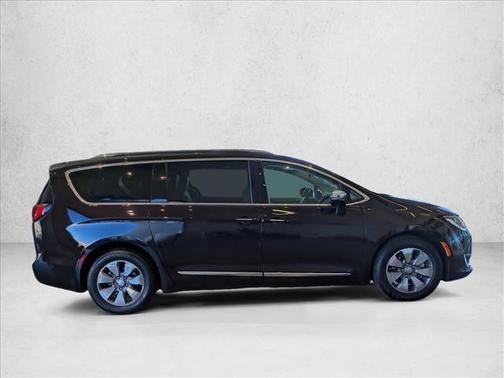 2017 Chrysler Pacifica Hybrid Platinum