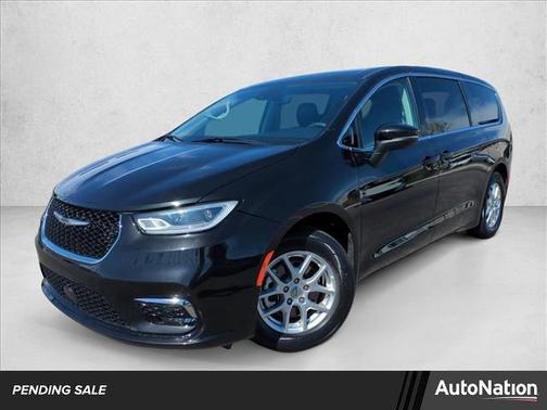 Brilliant Black Crystal Pearlcoat 2023 Chrysler Pacifica Touring L