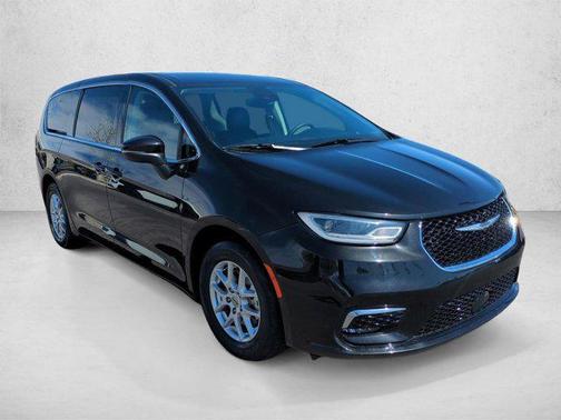 Brilliant Black Crystal Pearlcoat 2023 Chrysler Pacifica Touring L