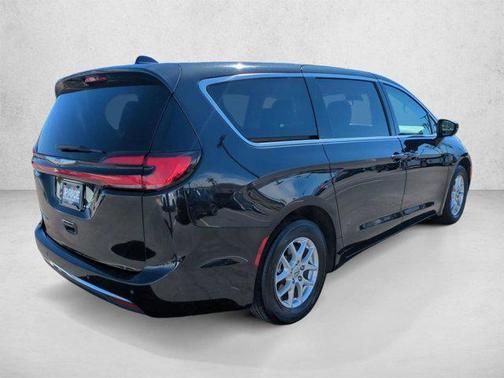Brilliant Black Crystal Pearlcoat 2023 Chrysler Pacifica Touring L