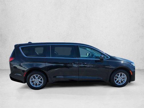 Brilliant Black Crystal Pearlcoat 2023 Chrysler Pacifica Touring L