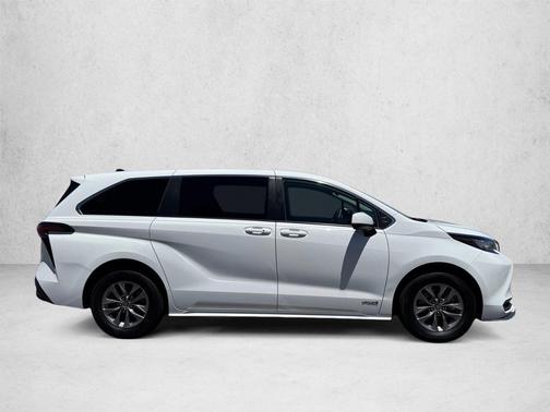 Super White 2021 Toyota Sienna LE