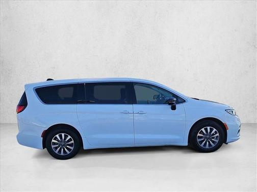 Bright White Clearcoat 2024 Chrysler Pacifica L