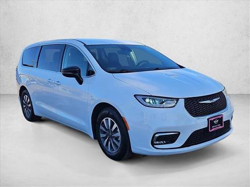 Bright White Clearcoat 2024 Chrysler Pacifica L