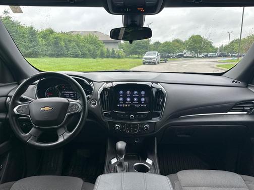 Mosaic Black Metallic 2023 Chevrolet Traverse LT Cloth