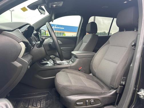 Mosaic Black Metallic 2023 Chevrolet Traverse LT Cloth