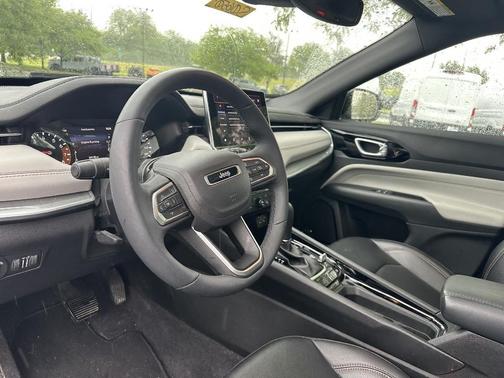 Silver Zynith Metallic Clearcoat 2024 Jeep Compass Limited