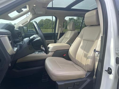 Star White Metallic Tri-Coat 2024 Ford Expedition XLT