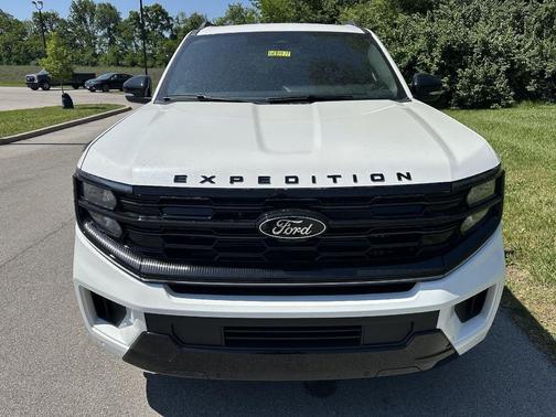 Star White Metallic Tri-Coat 2026 Ford Expedition Max Platinum