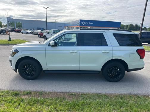 Star White Metallic Tri-Coat 2024 Ford Expedition XLT